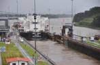 Cargueiro chega ao Oceano Pacífico, após atravessar o Canal do Panamá, ao lado da capital do país, a Cidade do Panamá